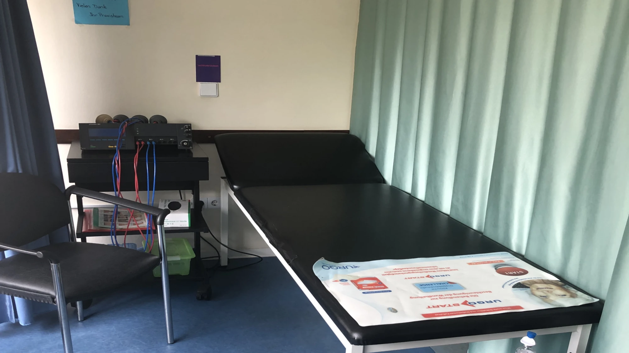 Therapieraum mit Reizstromtherapie der Hausarztpraxis Holzweiler